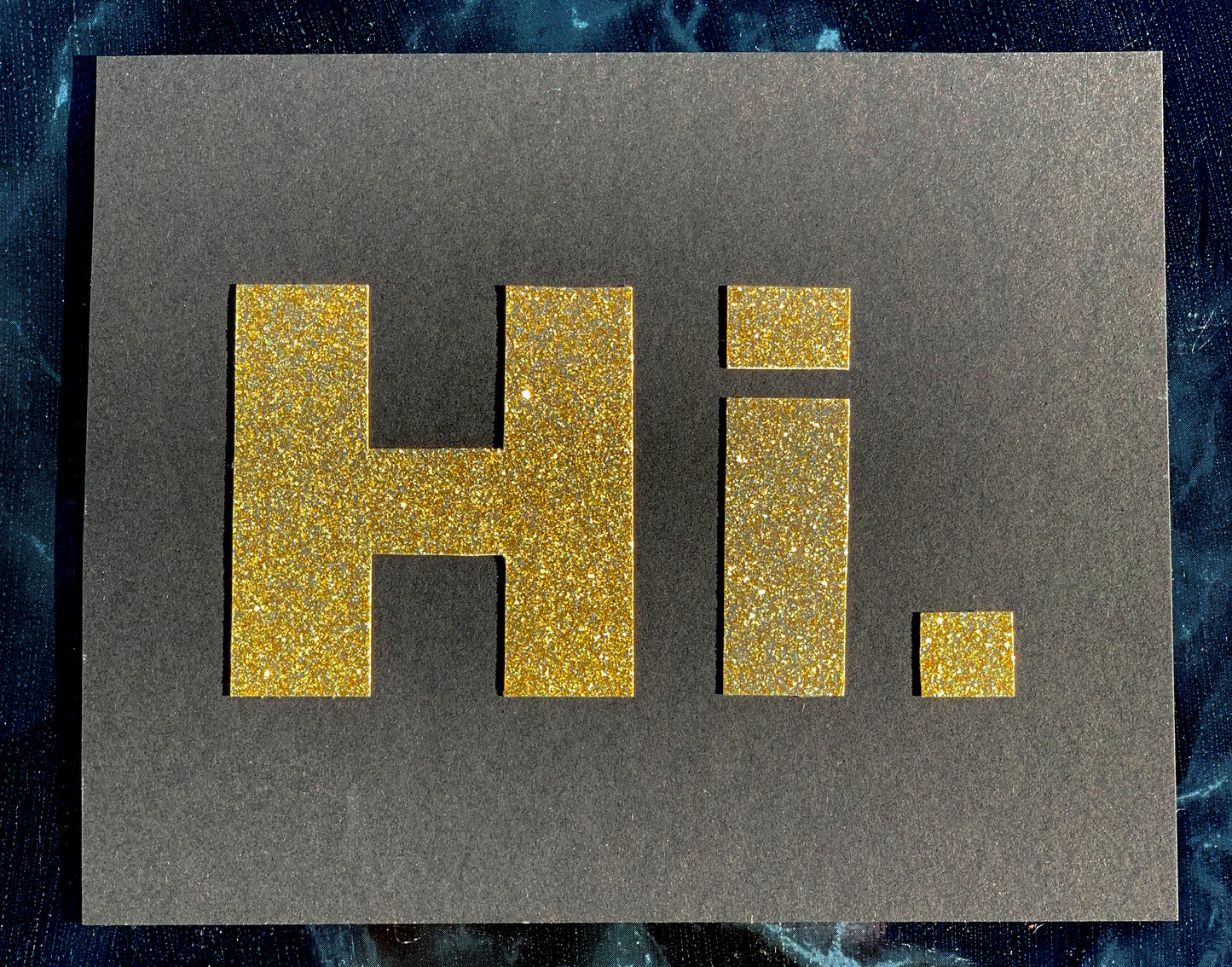 Postkarte mit Glitzerschrift "Hi."