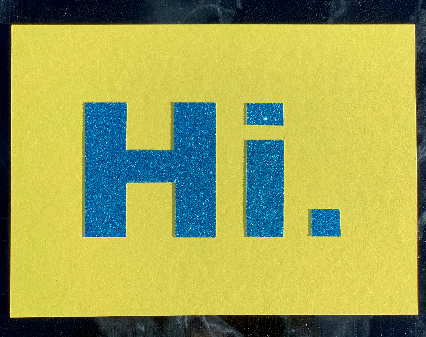 Postkarte mit Glitzerschrift "Hi."